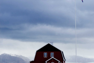 House and Flag, Ny Ålesund